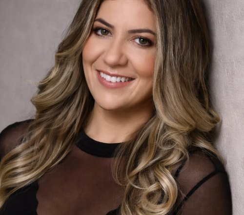 Erica Hartmann sorrindo